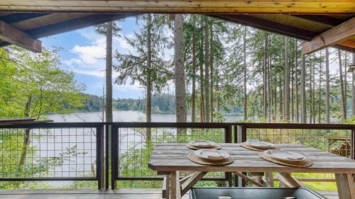 Langley House | Goss Lake Chalet by AvantStay Lakefront w Dock Fire Pit Outdoor Dining Area
