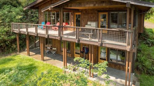 Langley House | Goss Lake Chalet by AvantStay Lakefront w Dock Fire Pit Outdoor Dining Area