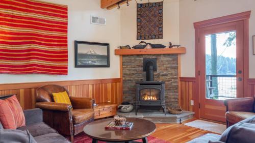 Langley House | Goss Lake Chalet by AvantStay Lakefront w Dock Fire Pit Outdoor Dining Area