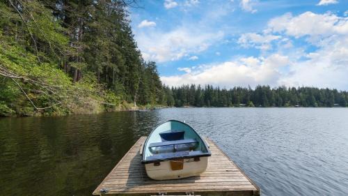 Langley House | Goss Lake Chalet by AvantStay Lakefront w Dock Fire Pit Outdoor Dining Area