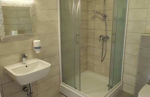 Slovenska Bistrica House | Gostilna s prenočišči pri Janezu