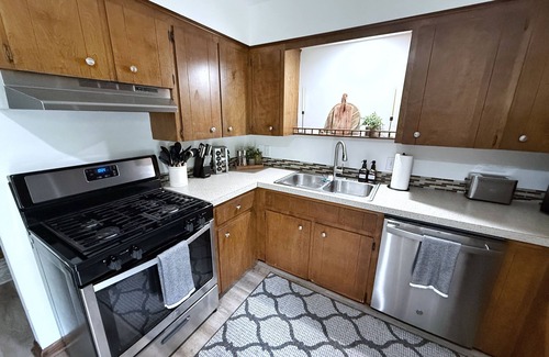 Grand Rapids House | GR Retreat - 2BR, Mins from Downtown & Restaurants, Nintendo Switch & Games