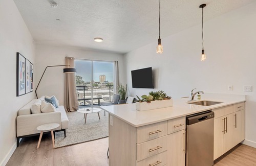 People's Freeway Apartment | Granary de Luxe Downtown 1BR/1BA +CoWorking Space & Gym