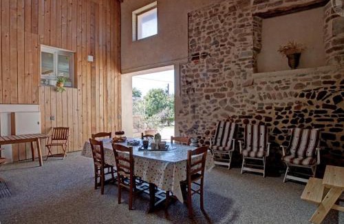 Chirassimont House | Grand gîte avec cheminée et animaux acceptés, idéal pour familles entre Lyon et Roanne - FR-1-496-65