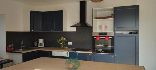 Bouere House | Grand Gîte en campagne avec étang