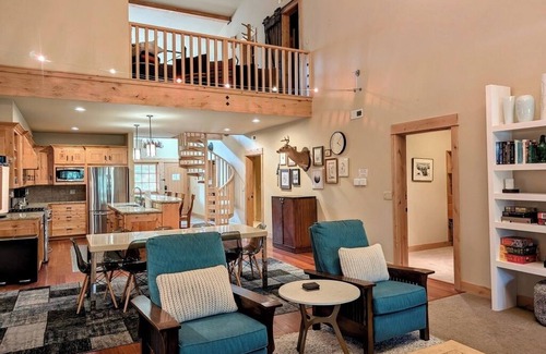 Government Camp House | Grand Lodge 30 at the Official Collins Lake Resort