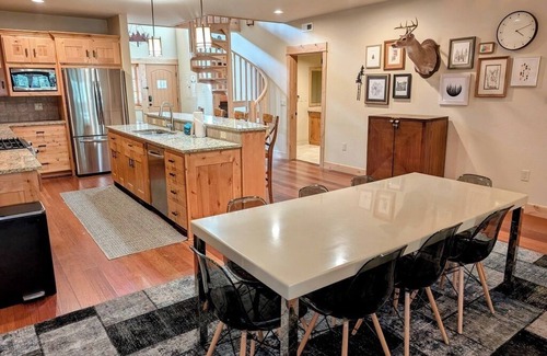 Government Camp House | Grand Lodge 30 at the Official Collins Lake Resort