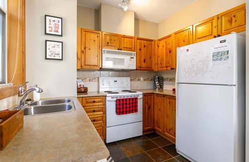 Village North House | GraniteCourt402: 1 bedroom in prime Village North location. Walk to Everything!