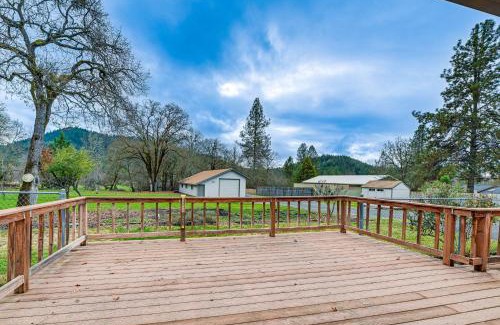 Grants Pass House | Grants Pass Vacation Rental Home Deck and Views!