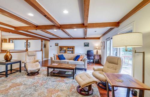 Grants Pass House | Grants Pass Vacation Rental Home Deck and Views!