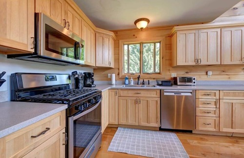 Great Barrington House | Great Barrington, Cabin Sleeps 14, Walk To Town