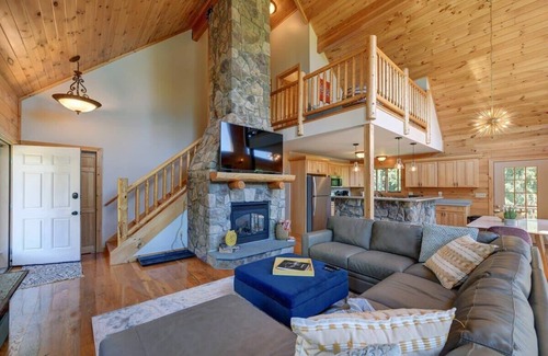 Great Barrington House | Great Barrington, Cabin Sleeps 14, Walk To Town