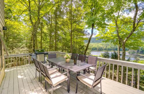 Glendale House | Great Barrington Lakeside Getaway with Kayak and Grill