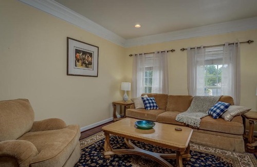 Lorton Villa | Great Location with 2 King beds 2 queen beds