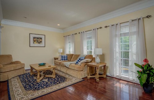 Lorton Villa | Great Location with 2 King beds 2 queen beds