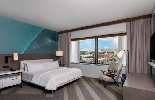 Downtown Houston Hotel | Great Relaxing Overnight Stay! Spacious Accommodation, Near Art Car Museum!