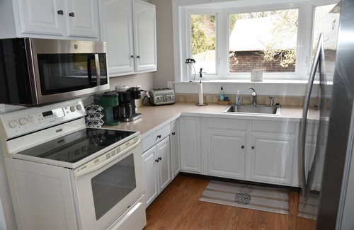 Saunderstown House | Great Saunderstown family friendly cottage short drive to beach.