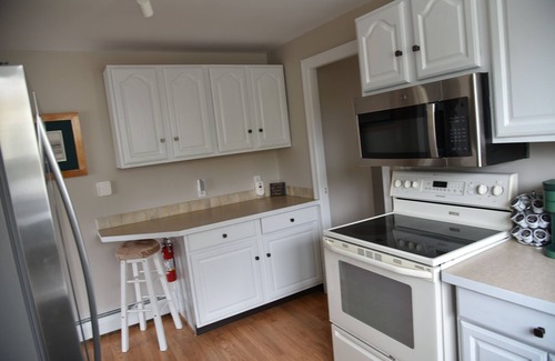 Saunderstown House | Great Saunderstown family friendly cottage short drive to beach.