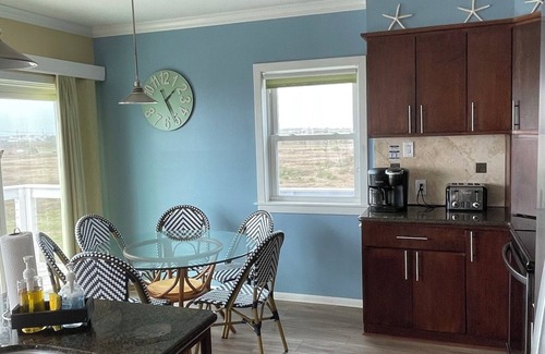 Bermuda Beach House | Great Views - 1 Min Walk to Beach - Sleeps 22 - Elevator