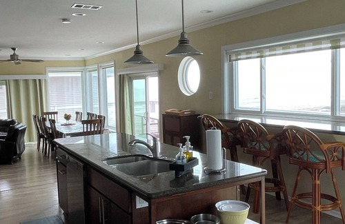 Bermuda Beach House | Great Views - 1 Min Walk to Beach - Sleeps 22 - Elevator