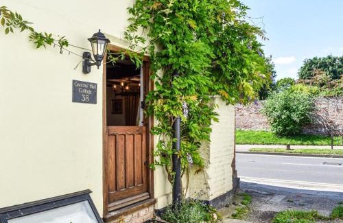 Wingham House | Great Walks & Local Pubs, Pets welcome & Free parking 10 minutes from the city centre