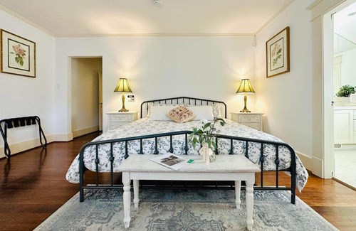 Shaughnessy Villa | Green Villa in Shaughnessy - Free Parking - Pet-Friendly