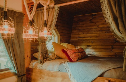 Rogers Hotel | Grey Dreamer: a pirate ship cliff suspended house