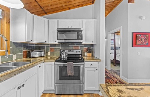 Stowe Area Apartment | Griffin Chalet 5 ~ mile to Stowe