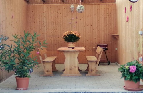 Schwarzenbach an der Saale Apartment | Große und gemütliche Ferienwohnung mit überdachtem Freisitz und Garten