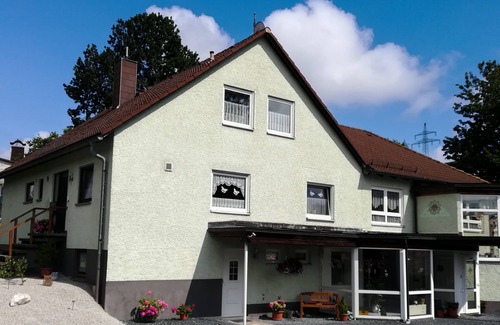 Schwarzenbach an der Saale Apartment | Große und gemütliche Ferienwohnung mit überdachtem Freisitz und Garten