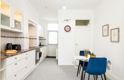 Hanwell Apartment | Ground Floor En-Suite Room with a Private Kitchen and Parking in a 5-Bedroom House at Hanwell