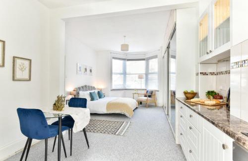 Hanwell Apartment | Ground Floor En-Suite Room with a Private Kitchen and Parking in a 5-Bedroom House at Hanwell