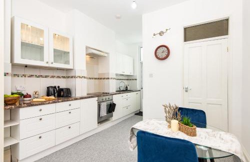 Hanwell Apartment | Ground Floor En-Suite Room with a Private Kitchen and Parking in a 5-Bedroom House at Hanwell