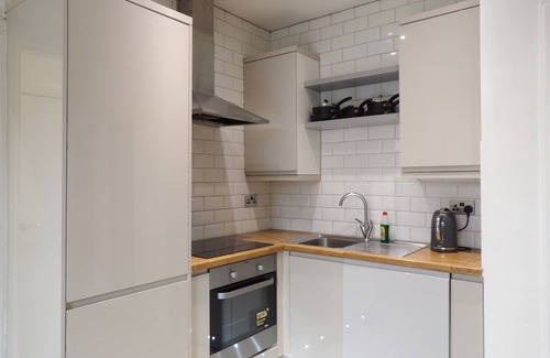 Gorgie Apartment | Ground floor flat with patio and hot tub near Murrayfield Stadium