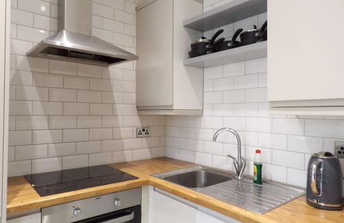 Gorgie Apartment | Ground floor flat with patio and hot tub near Murrayfield Stadium