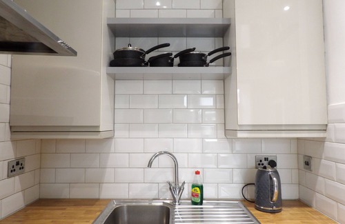 Gorgie Apartment | Ground floor flat with patio and hot tub near Murrayfield Stadium