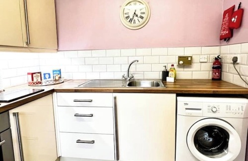 North Glasgow Apartment | Ground floor Flat with Free Parking & WiFi