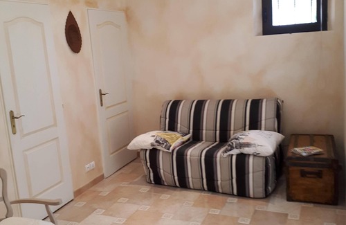 Toulon Other | Ground floor, pool, pool house, close to the beach - sleeps 3 - Air-conditioned