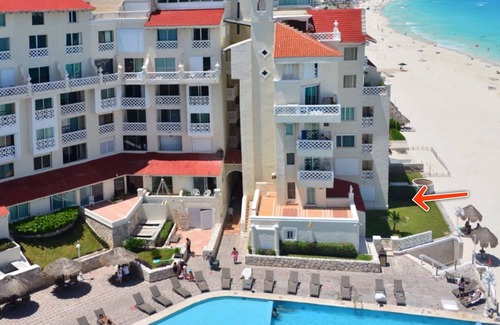Zona Hotelera Condo | ! GROUND FLOOR! PRIVATE YARD! Pool level Steps to the beach!