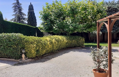 Gignac-la-Nerthe Apartment | Ground floor villa swimming pool 5 minutes from beaches