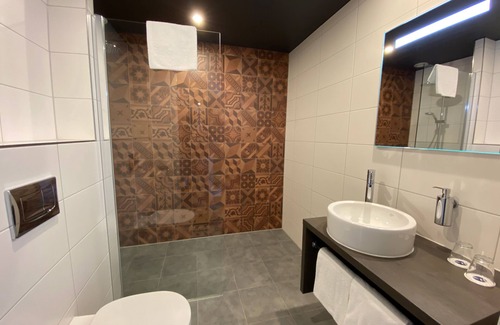 Emmen Hotel | Group Emmen Getaway | Close to Nature Reserves, Wildlands Zoo & Cultural Spots