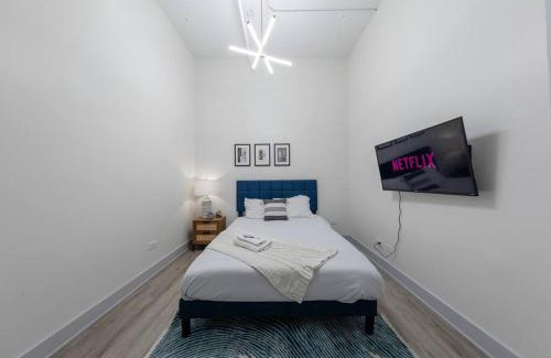 Near South Side Apartment | Group-Friendly 5BR Suite Sleeps 12 with Billiards, Optional Parking and Gym Access Near McCormick Place and Soldier Field