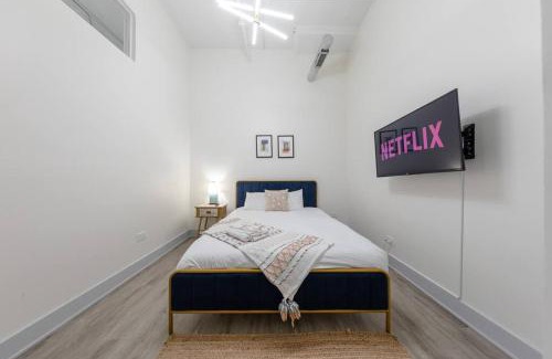 Near South Side Apartment | Group-Friendly 5BR Suite Sleeps 12 with Billiards, Optional Parking and Gym Access Near McCormick Place and Soldier Field