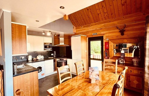 Foyers Cabin | Group lodge with hot tub and fire pit