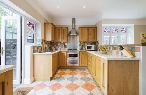 Gosport Cottage | Grove Lodge - a house that sleeps 13 guests in 5 bedrooms