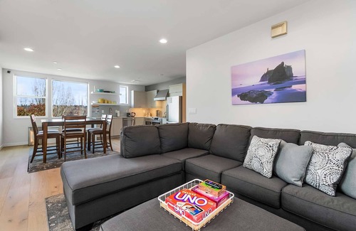 East Queen Anne Apartment | Gryffindor's Braveheart Sweet Suite