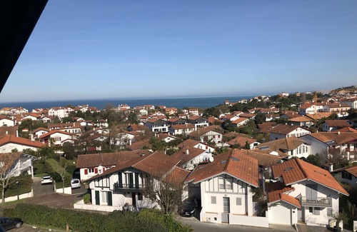 Guethary Apartment | Guéthary: Charmant Appartement avec Terrasse et Accès Piscine, à Proximité de la Plage et du Centre