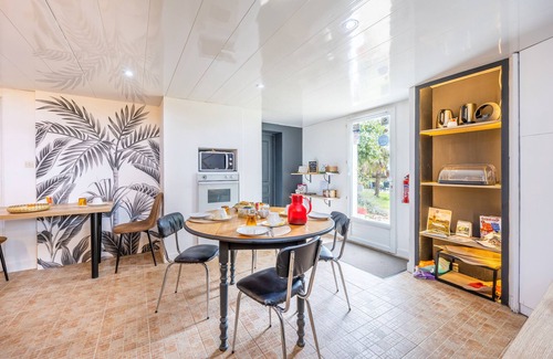 Saint-Michel-Mont-Mercure Bed & Breakfast | Guest Room 'Chambre Camélia' with Shared Garden and Wi-Fi