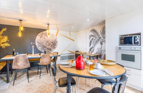 Saint-Michel-Mont-Mercure Bed & Breakfast | Guest Room 'Chambre Camélia' with Shared Garden and Wi-Fi