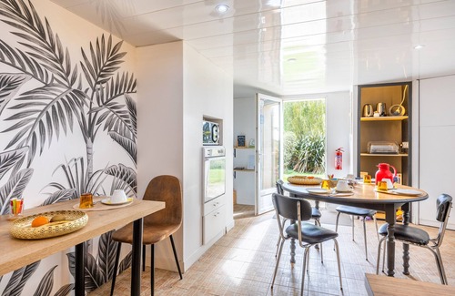 Saint-Michel-Mont-Mercure Bed & Breakfast | Guest Room 'Chambre Camélia' with Shared Garden and Wi-Fi